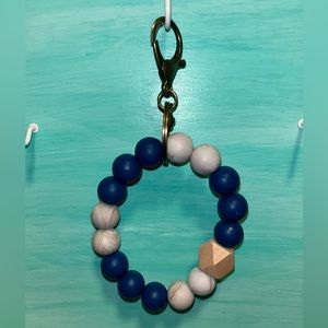 Silicone bead keychain with stretchy band.